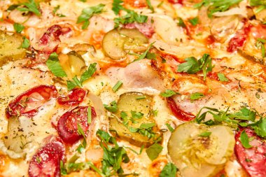 Turşulu, pastırmalı, sosisli ve peynirli pizza. Yakın çekim, seçici odaklanma