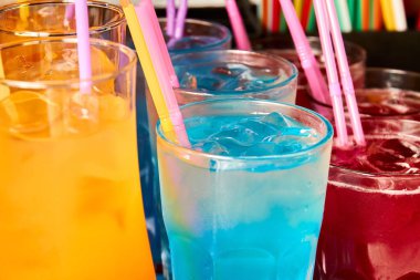 Çok renkli alkollü ve alkolsüz buzlu ve pipetli kokteyller
