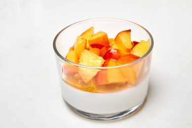 İtalyan tatlısı, gözlüklü Panna cotta.