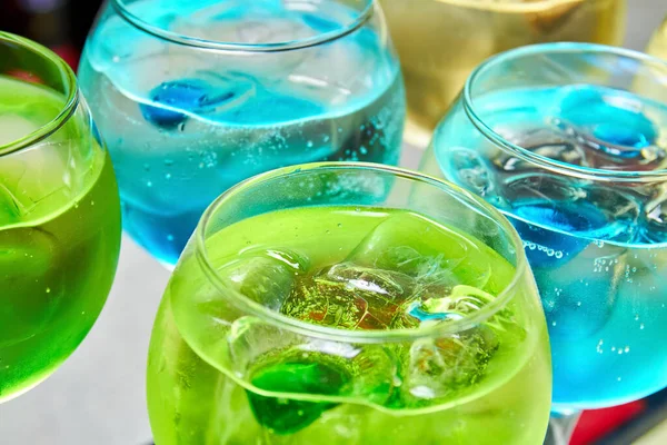 Bunte Alkoholische Und Alkoholfreie Cocktails Mit Eis lizenzfreie Stockfotos