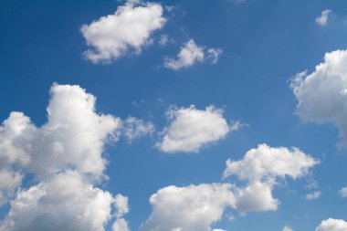 Beyaz bulutlu mavi gökyüzü arkaplanı