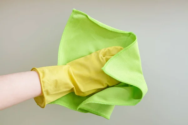 Handen Met Een Stofdoek Die Het Glas Schoonmaakt Sluitingsdatum — Stockfoto