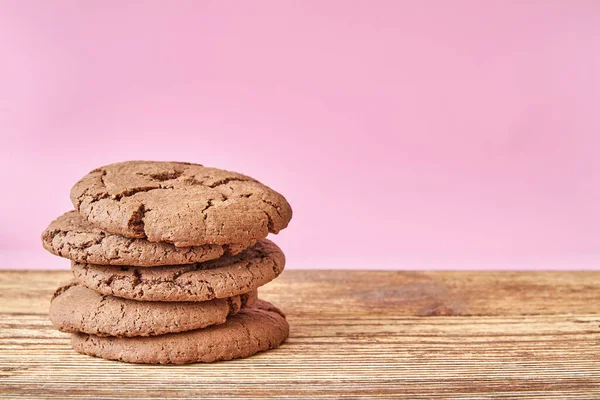 Biscoitos Empilhados Mesa Madeira Fundo Rosa — Fotografia de Stock