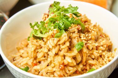 Deniz ürünleri, pirinç, sebze ve soya soslu Chahan.