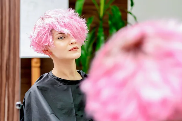Портрет Молодой Женщины Розовой Прической Зеркале Парикмахерской — стоковое фото