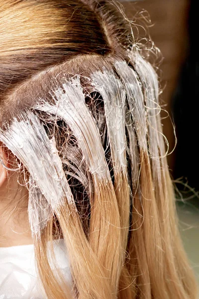 Primer Plano Del Tinte Cabello Mujer Joven Durante Teñido Del — Foto de Stock