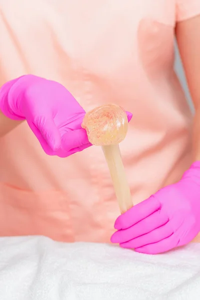 Fechar Mãos Cosmetologista Segurando Pasta Açúcar Líquido Cera Durante Procedimento — Fotografia de Stock