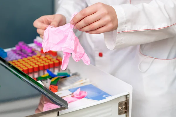 Mãos Enfermeira Estão Colocando Luvas Proteção Rosa Laboratório Perto — Fotografia de Stock