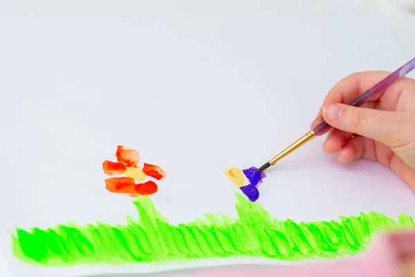 Niño Está Dibujando Flores Por Acuarelas Sobre Papel Blanco Concepto —  Fotos de Stock