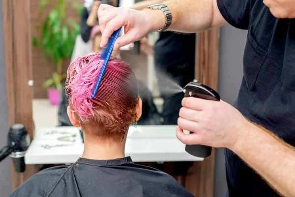 Rückansicht Der Hände Von Friseur Oder Friseur Die Dem Kunden — Stockfoto