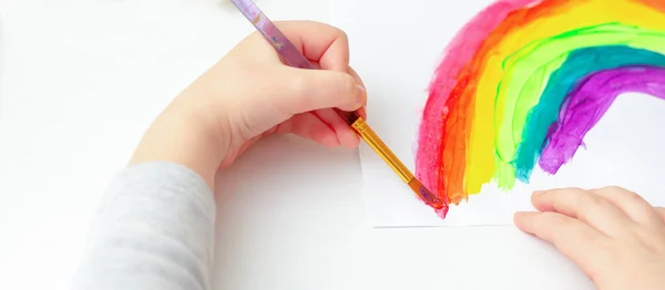 Bemalter Regenbogen Von Den Händen Eines Kindes Mit Aquarellen Auf — Stockfoto