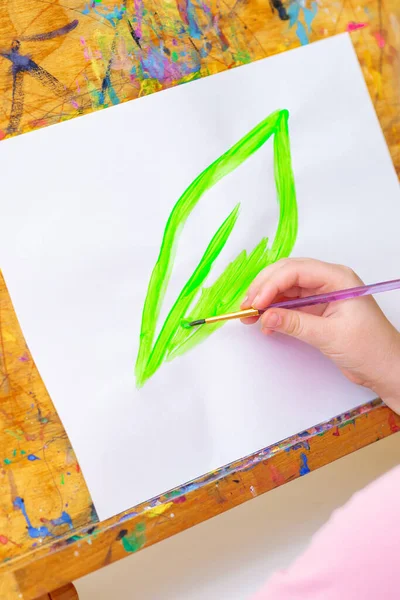 Mano Del Niño Que Dibuja Hoja Verde Por Las Acuarelas —  Fotos de Stock