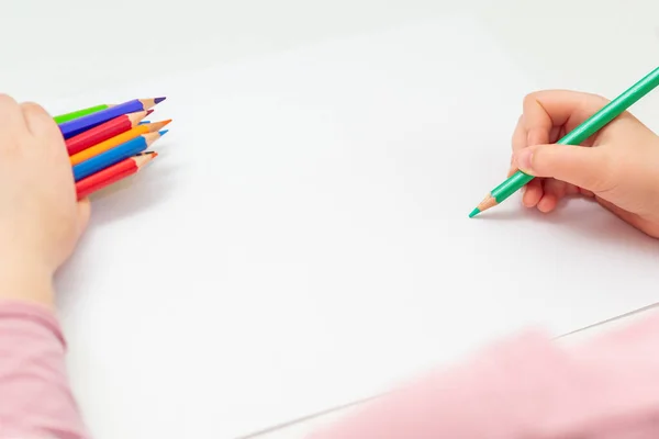 Kleine Handen Van Het Kind Met Groene Potlood Zwart Papier — Stockfoto