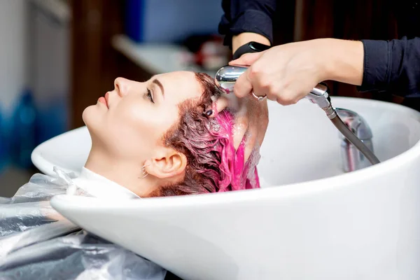 Zijaanzicht Van Handen Van Kapper Wassen Van Verf Met Haar — Stockfoto