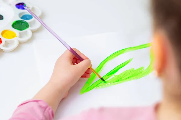 Kinderhand Zeichnet Grünes Blatt Mit Pinsel Aquarell Auf Papier Konzept — Stockfoto