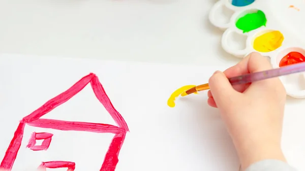 Meisjes Handtekening Met Penseel Huis Zon Wit Papier — Stockfoto