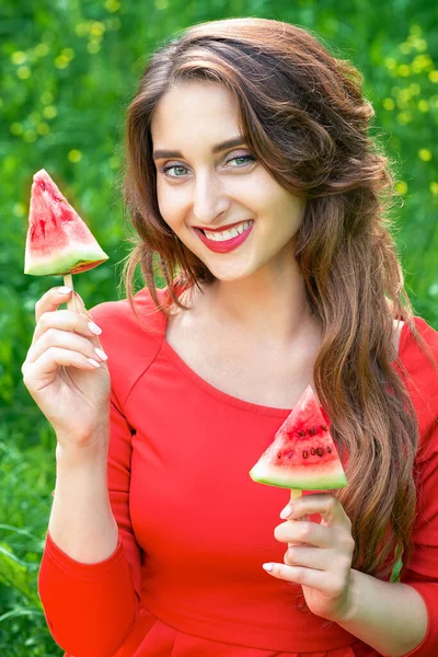 Usmívající Žena Drží Dva Kusy Melounu Podobě Trojúhelníku Pozadí Zelené — Stock fotografie