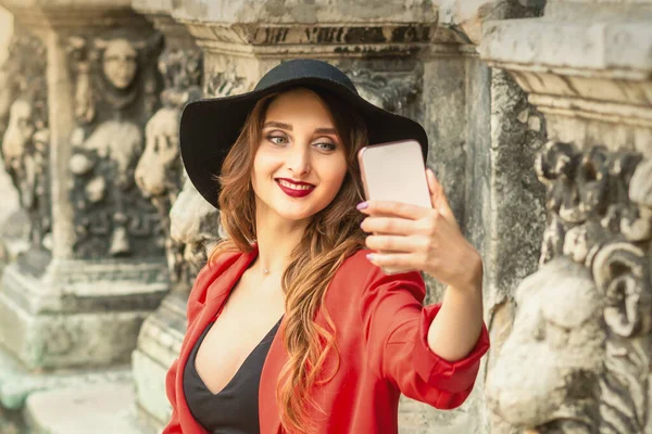 Jovem Mulher Viagem Feliz Está Tomando Selfie Rua Velha Cidade — Fotografia de Stock