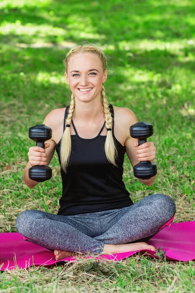 Junge Frau Trainiert Mit Schwarzen Hanteln Park Gesunde Sportliche Übungen — Stockfoto