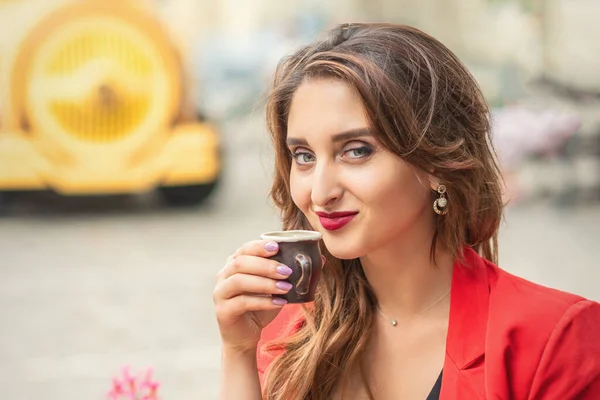 Portrét Mladé Krásné Ženy Pití Kávy Sedí Kavárně Venku — Stock fotografie