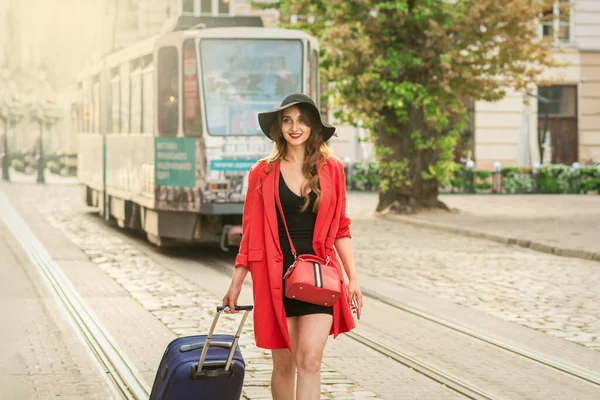 Туристична Молода Жінка Подорожує Трамвайною Дорогою Старої Міської Вулиці — стокове фото
