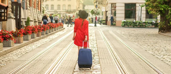 Krásná Mladá Dívka Chůze Modrým Kufrem Tramvajové Cestě Ulice Starého — Stock fotografie