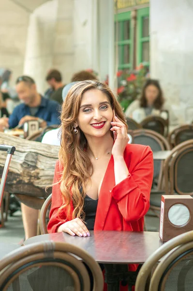 Modische Frau Telefoniert Draußen Stadtcafé — Stockfoto