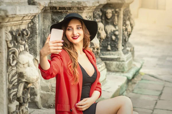 Jovem Feliz Está Tirando Fotos Mesma Por Smartphone Rua Cidade — Fotografia de Stock