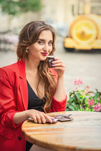 Portrét Mladé Ženy Šálkem Pití Kávy Městské Kavárně — Stock fotografie