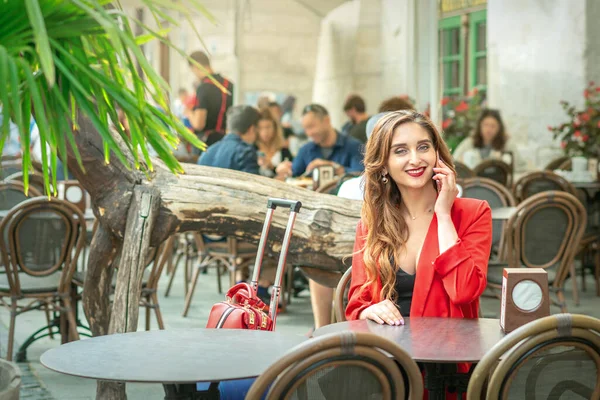 Menina Bonito Jovem Está Falando Por Telefone Móvel Sentado Sozinho — Fotografia de Stock