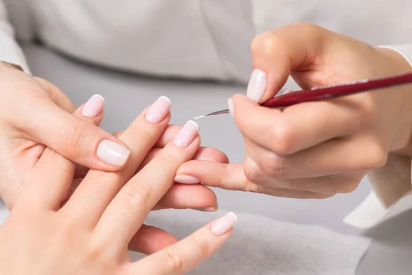 Mano Mujer Joven Recibiendo Manicura Francesa Por Esteticista Salón Uñas — Foto de Stock