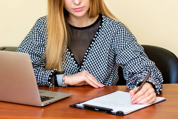Geschäftsfrau Schreibt Home Office Mit Laptop Einem Dokument — Stockfoto
