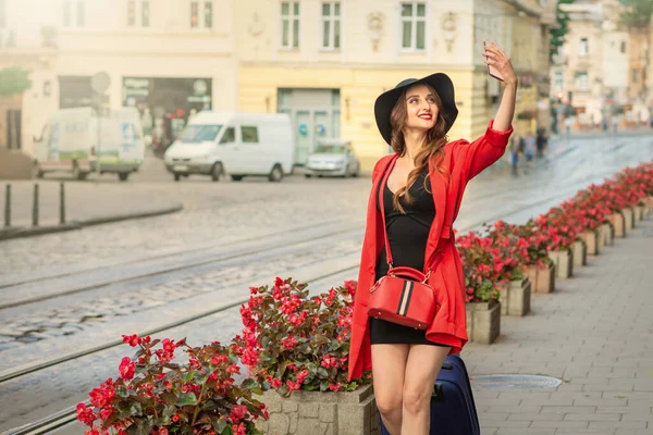 Стильная Молодая Женщина Делает Селфи Гуляя Улице Старого Европейского Города — стоковое фото