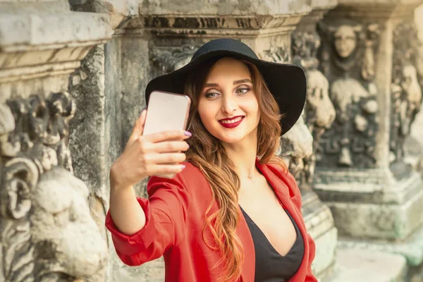 Jovem Feliz Está Tirando Fotos Mesma Por Smartphone Rua Cidade — Fotografia de Stock