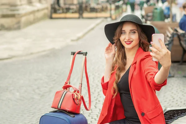 Mulher Bonita Viajante Tomando Selfie Retrato Por Smartphone Andando Rua — Fotografia de Stock