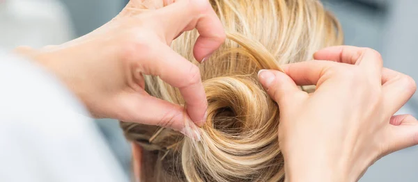 Close Visão Traseira Cabeleireiro Fazendo Penteado Para Cabelos Longos Mulher — Fotografia de Stock