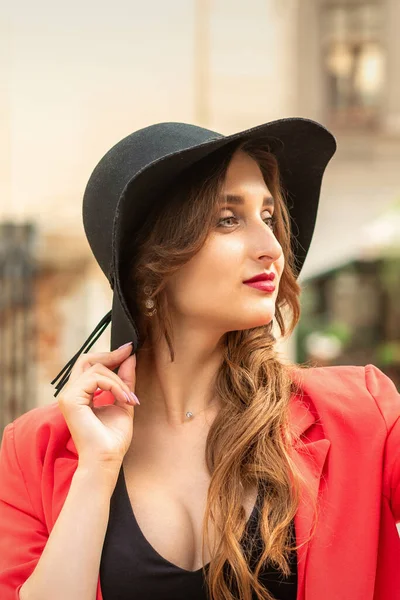 Vista Laterale Della Giovane Donna Alla Moda Cappotto Rosso Cappello — Foto Stock