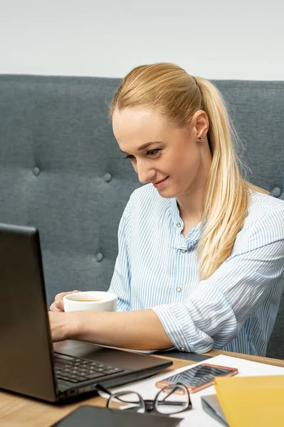 Jovem Mulher Está Usando Laptop Durante Aprendizagem Line Casa Escritório — Fotografia de Stock