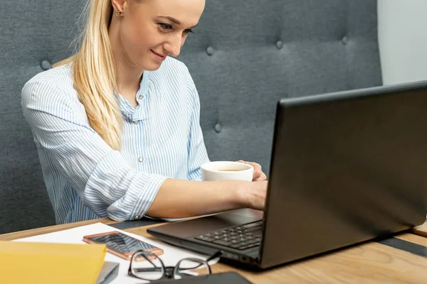 Jovem Mulher Está Usando Laptop Durante Aprendizagem Line Casa Escritório — Fotografia de Stock
