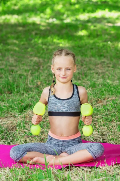 Kleines Mädchen Trainiert Mit Apfelhanteln Park Gesunde Sportliche Übungen — Stockfoto