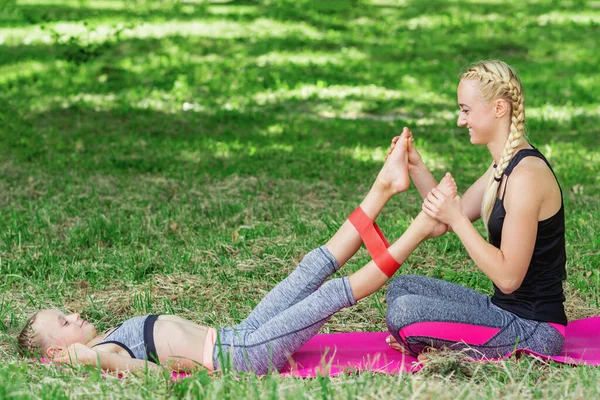 Молодая Женщина Тренирует Ноги Маленькой Девочки Помощью Жвачки Коврике Парке — стоковое фото