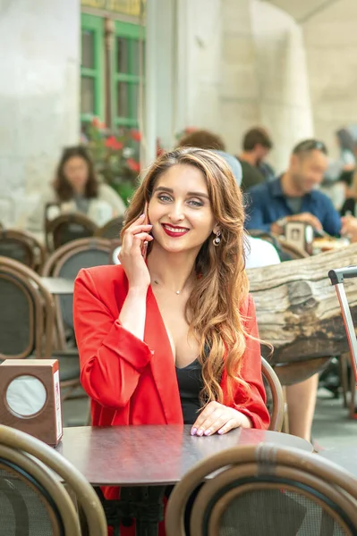 Usmívající Obchodní Žena Nebo Student Mluví Telefonu Kavárně Venku — Stock fotografie
