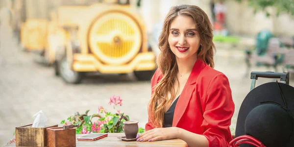 Retrato Livre Jovem Bela Mulher Sentada Mesa Com Xícara Café — Fotografia de Stock