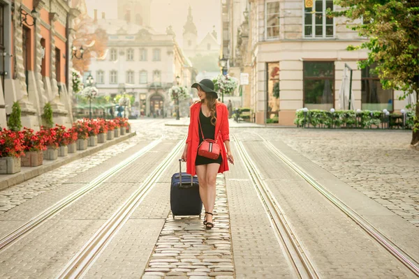 아름다운 소녀가 가방을 유럽의 도시의 있습니다 — 스톡 사진