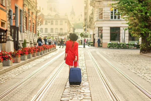 Krásná Mladá Dívka Chůze Modrým Kufrem Tramvajové Cestě Ulice Starého — Stock fotografie