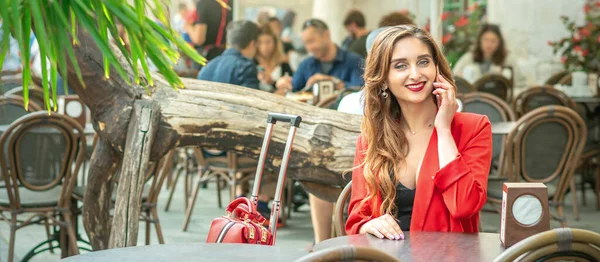 Menina Bonito Jovem Está Falando Por Telefone Móvel Sentado Sozinho — Fotografia de Stock