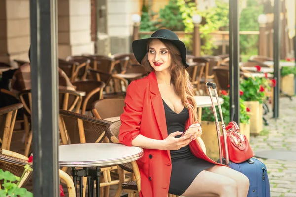 Outdoor Aufnahme Einer Modischen Frau Die Einem Tisch Café Sitzt — Stockfoto