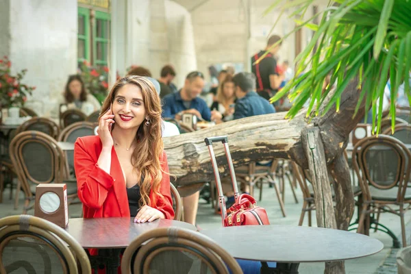 Mulher Negócios Está Falando Por Telefone Celular Enquanto Sentado Café — Fotografia de Stock