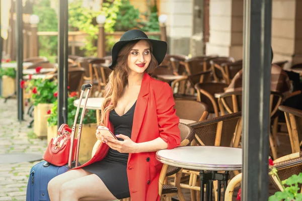 Vacker Ung Kvinna Sitter Gatan Café Med Mobiltelefon Utomhus — Stockfoto