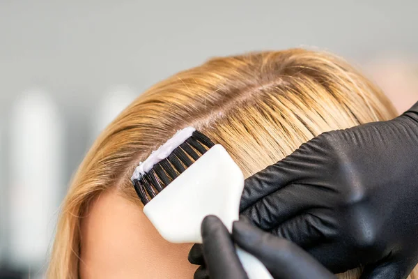 Kuaför Elleri Güzellik Salonunda Fırçayla Kadın Saçı Boyuyor — Stok fotoğraf